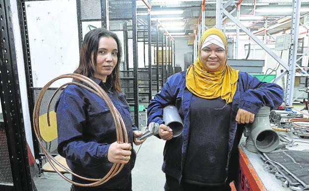 Manos a la obra. Sabah y Mariama, en el centro de formación Ignacio Ellacuría de Vitoria. 