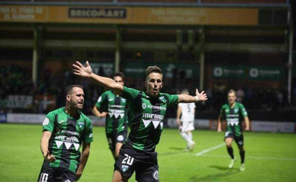 Leandro Martínez celebra el gol que marcó ante el Racing de Ferrol en Copa del Rey 