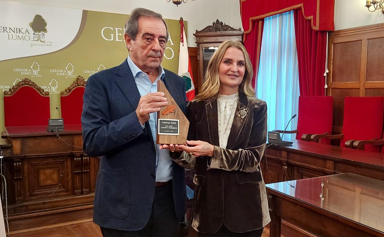 La directora de la Fundación Cenarrusa hace entrega del premio del mismo nombre al alcalde de Gernika-Lumo, José Mari Gorroño. 