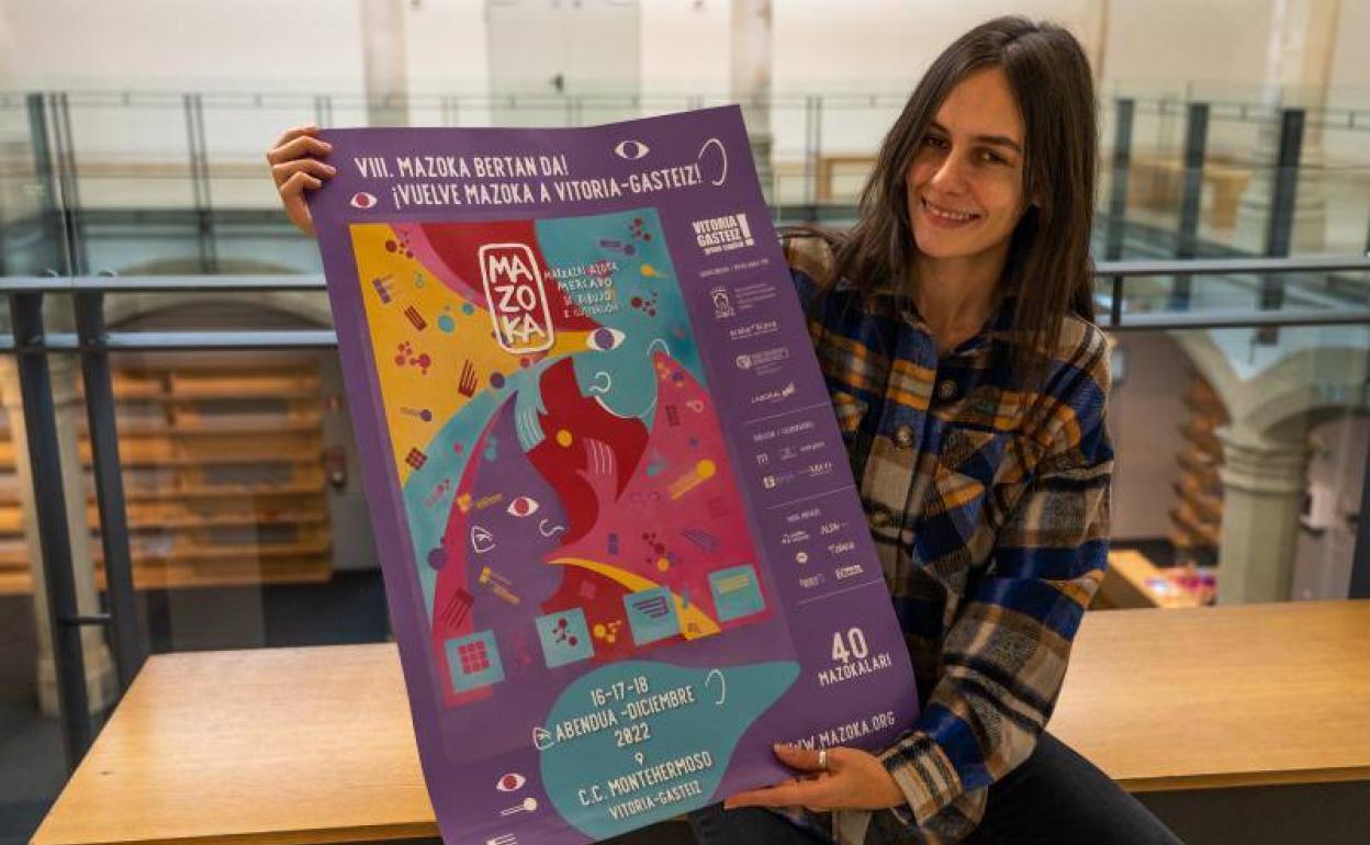 La artista y compositora musical Inge Conde, con el cartel que ha creado para la feria Mazoka.