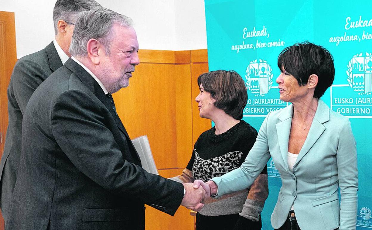 El consejero de Hacienda, Pedro Azpiazu, saluda a Maddalen Iriarte (Bildu) en las negociaciones. 