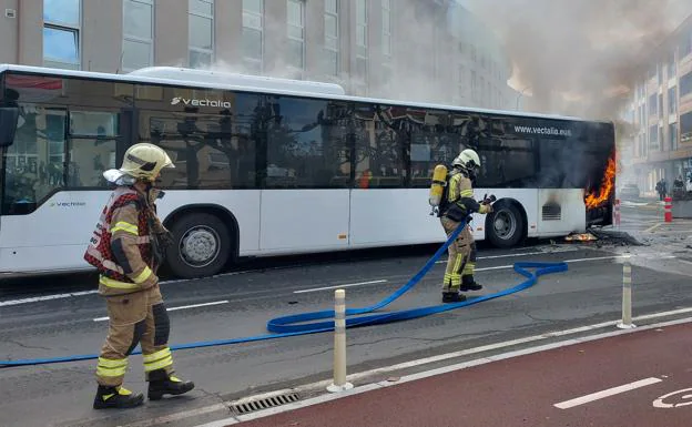 Imagen del autobús incendiado en Sopela. 