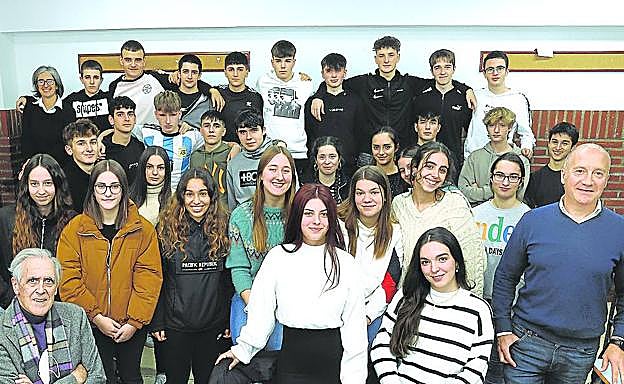 Luzurraga y Daniel Gómez, de la Fundación Alfonso Líbano Firestone con los alumnos de Begoñazpi. 