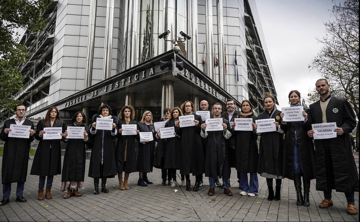 Protesta de los letrados de la administración de justicia ante el Palacio de Justicia de Vitoria. 