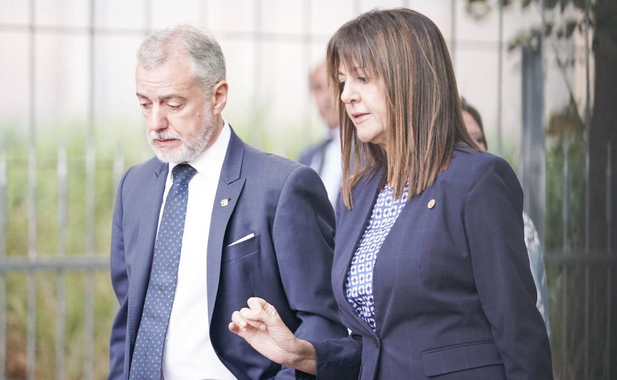 Iñigo Urkullu e Idoia Mendia conversan antes de un pleno en el Parlamento vasco. 