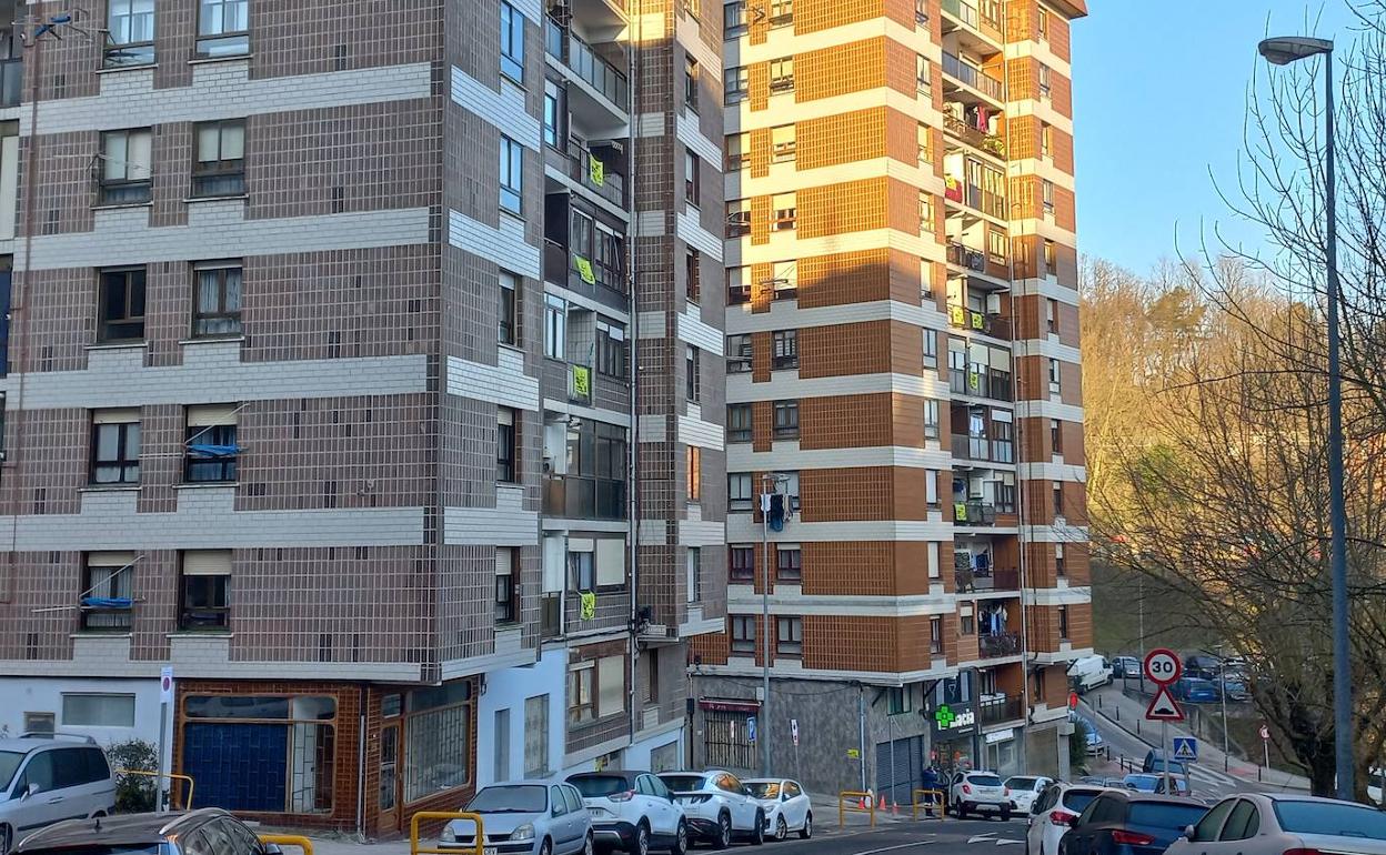 Bloques de la zona de El Kelero con pancartas reclamando una mejora accesibilidad en el barrio 