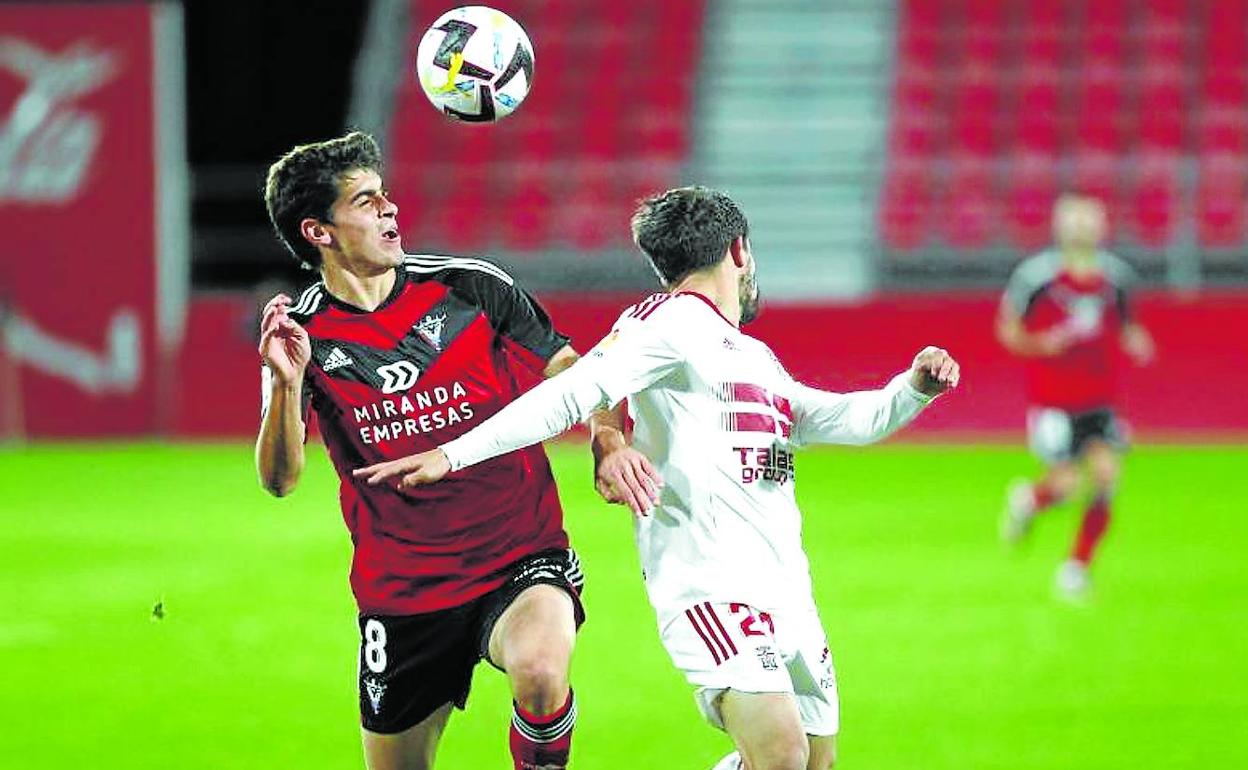 En defensa y ataque. Juanlu forcejea con un rival del Cartagena durante el último partido en Anduva. 