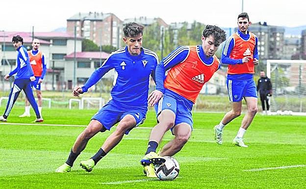 Asiduo. Nacho Castillo, jugador del Mirandés B en dinámica del primer equipo desde el verano, se hace con el balón ante Beñat Prados. 