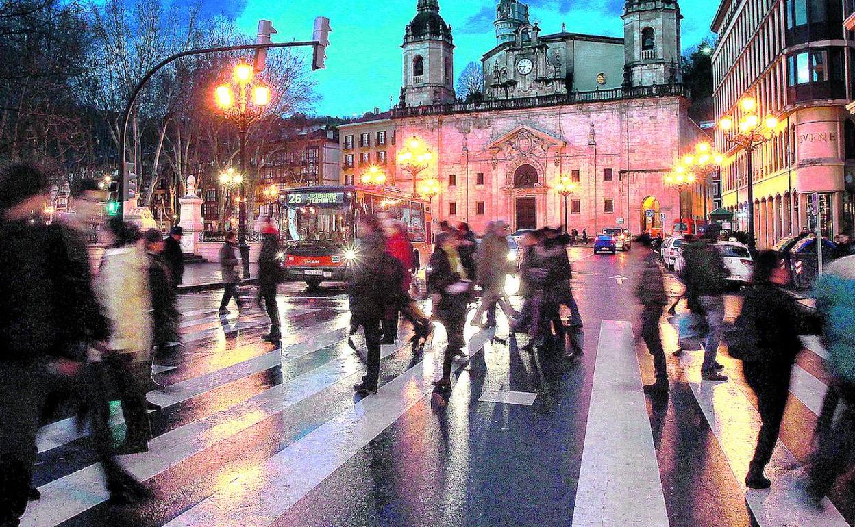 El día a día. Estampa de El Arenal, con la Iglesia de San Nicolás al fondo. 