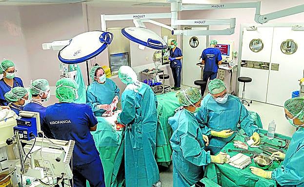 Un quirófano, durante un trasplante. 
