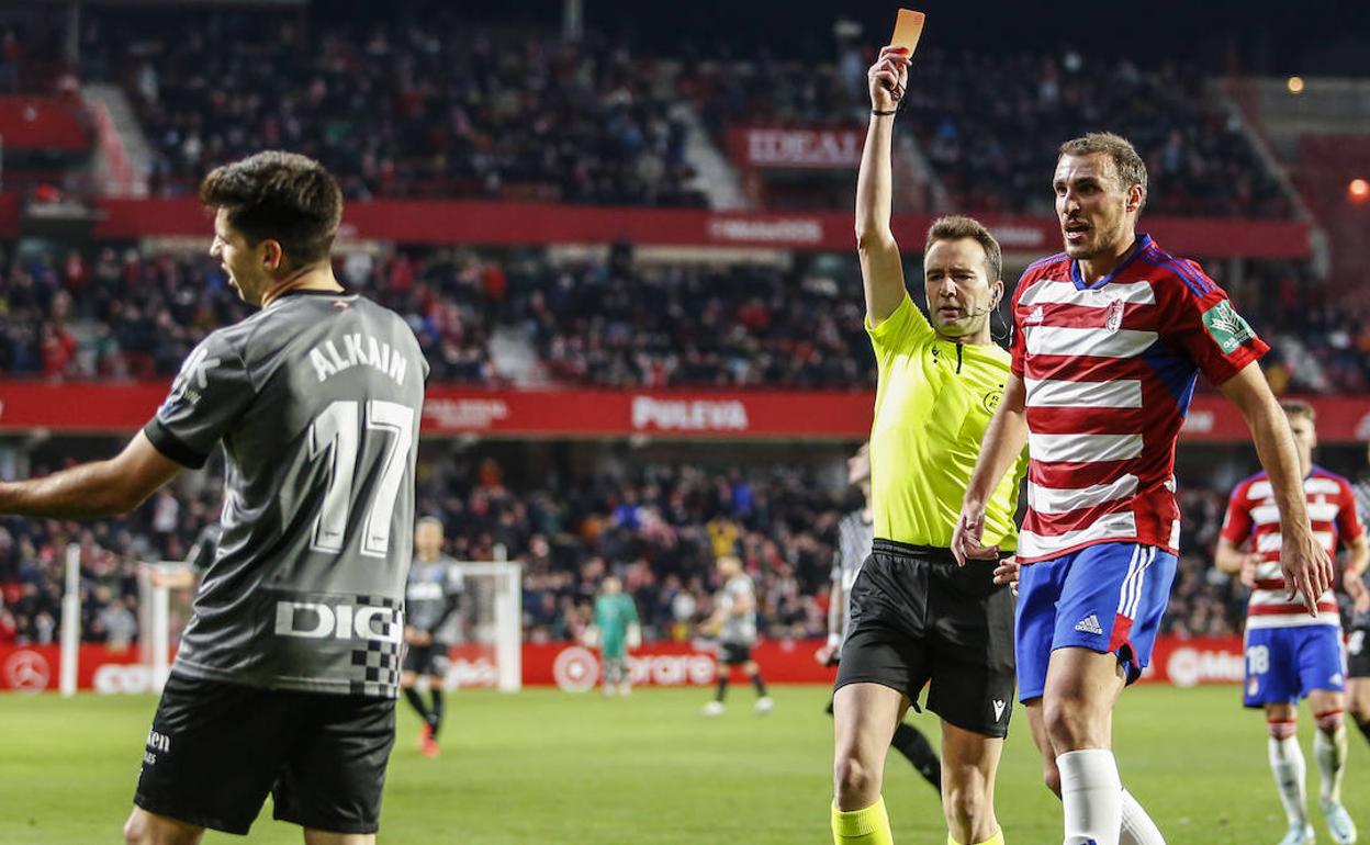 Reincidente. Alkain vio la tarjeta roja, su segunda de la temporada, por una patada sin balón. 