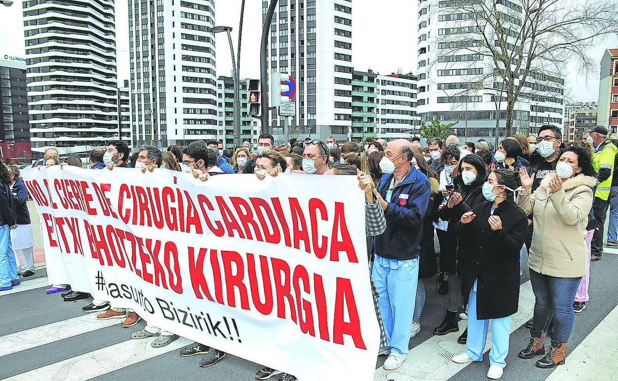 Los trabajadores de Basurto se volverán a manifestar esta tarde para solicitar la paralización del proyecto para unificar la cirugía cardiaca. 