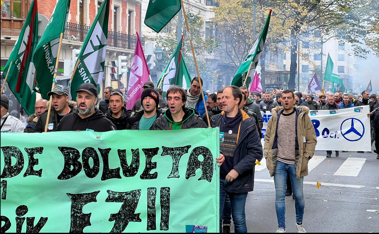 Manifestantes de ELA recorren la Gran Vía. 