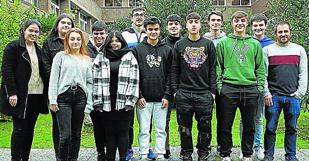 Los estudiantes que representan al instituto Ategorri y su profesor, Aritz Gómez. 