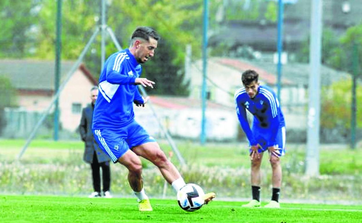 Roberto López centra desde un costado durante un entrenamiento. 