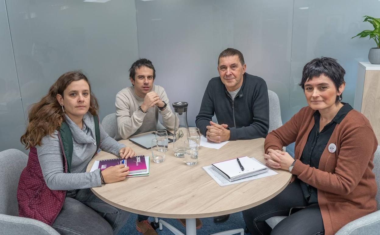 Otegi y Pello Otxandiano, de EH Bildu, reunidos con una delegación de LAB encabezada por Garbiñe Aranburu.