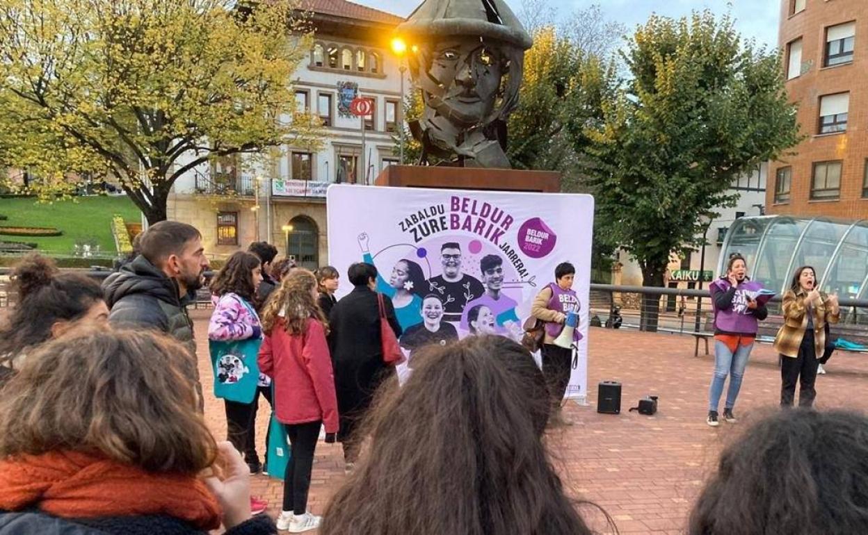 Imagen del inicio de la jornada, en la plaza del Kasko de Sestao, antes de los talleres y la entrega de premios. 