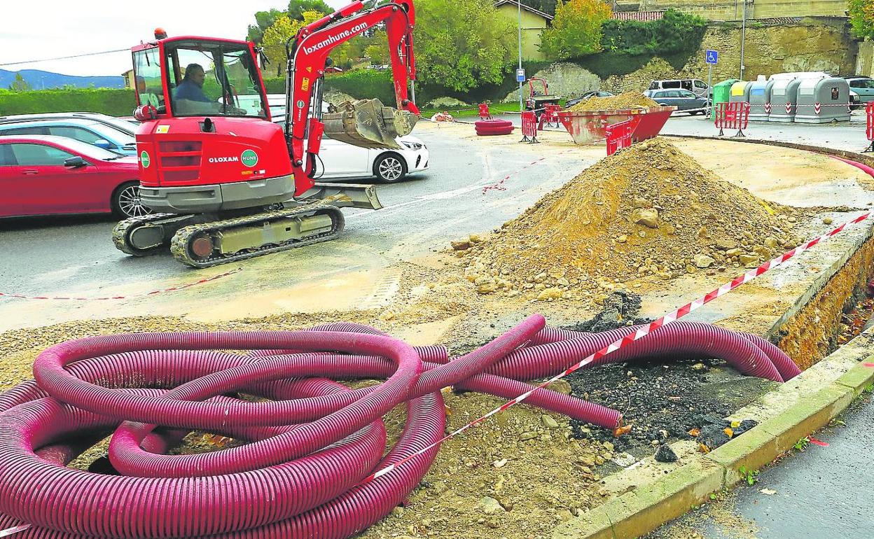 Para llevar la potencia eléctrica necesaria al punto de recarga en el parking de San Francisco ha sido necesario cruzar todo el recinto con un tendido. 
