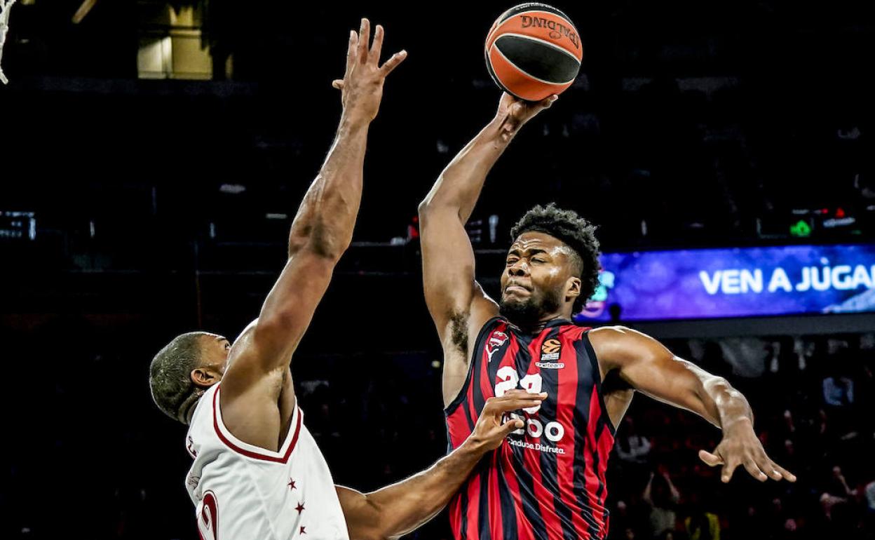 Enoch busca el mate por encima de Kyle Hines (Milán).