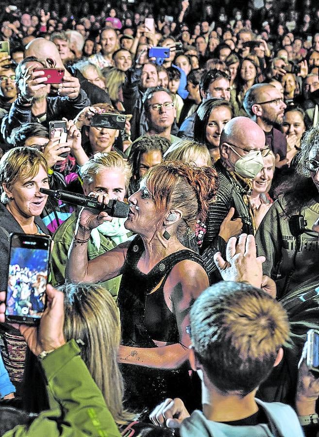 Imagen - La cantante francesa Zaz sorprendió en Los Fueros al iniciar su espectáculo cantando entre el público.