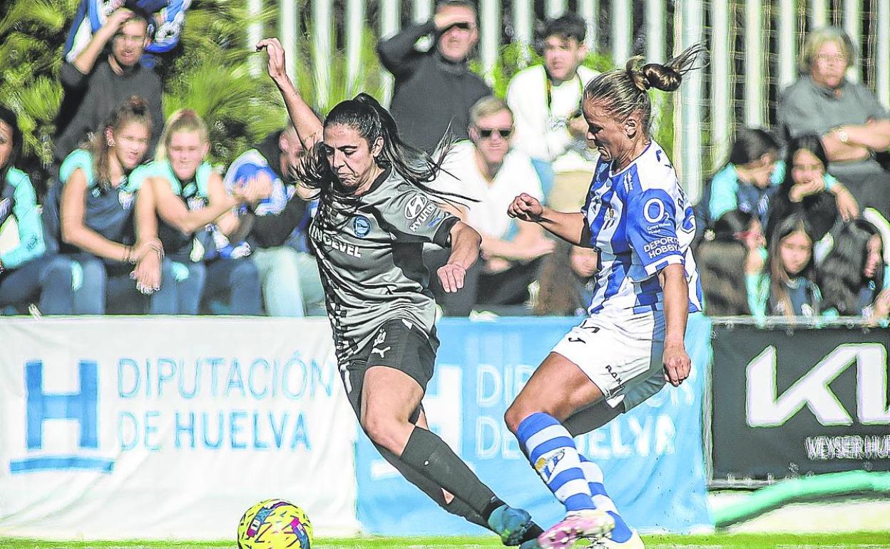 La albiazul Fátima Pinto intenta mantener el control de la posesión ante una jugadora rival.