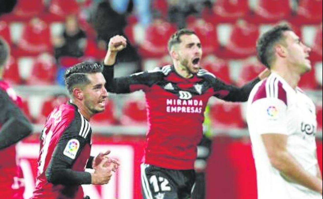 Roberto López y Salinas celebran el gol del primero ante el Albacete. 