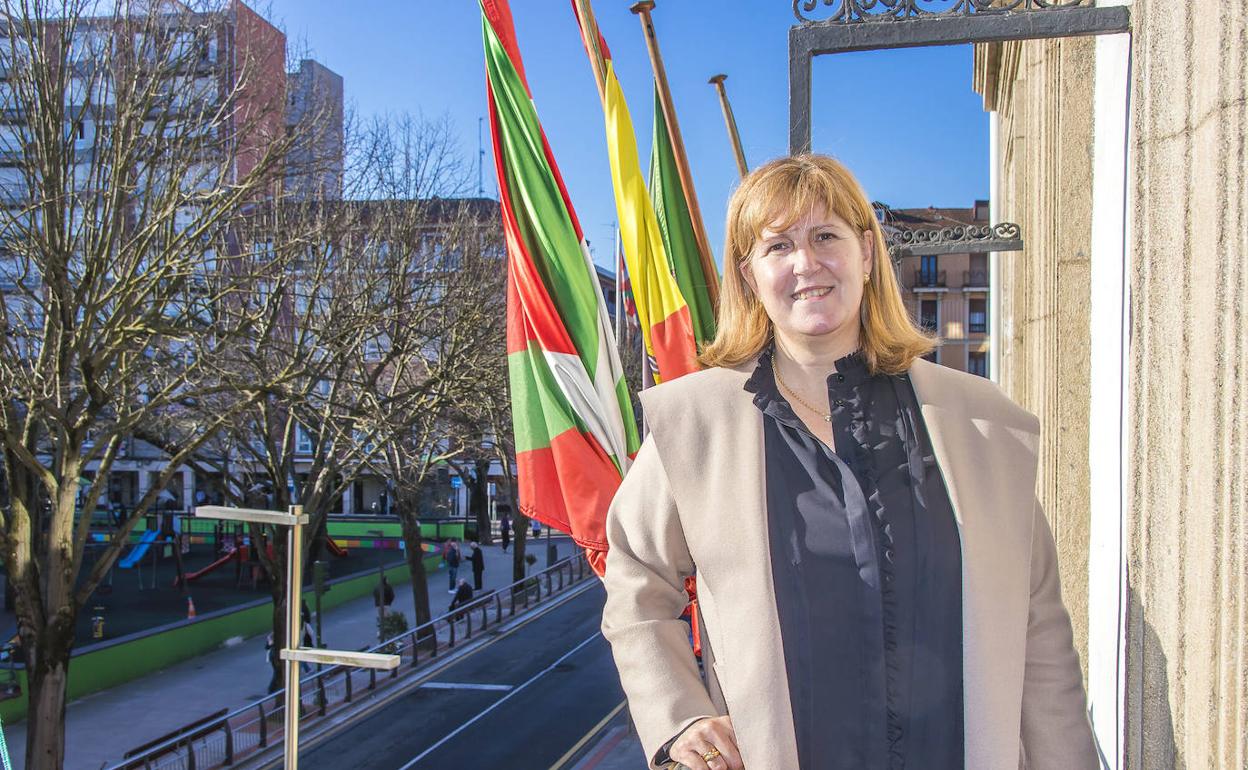 Ainhoa Basabe en el balcón del Ayuntamiento de Sestao, al que se acceder por su despacho. 