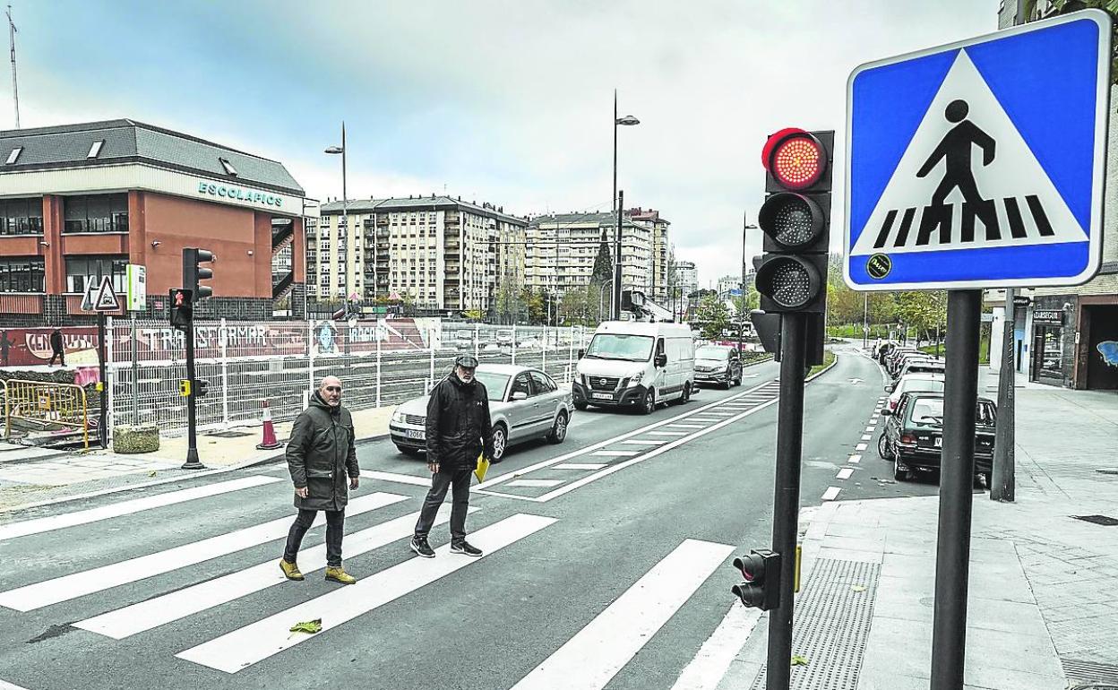José Miguel y Maximiano, del AMPA del colegio, cruzan por el paso donde se produjo el accidente.