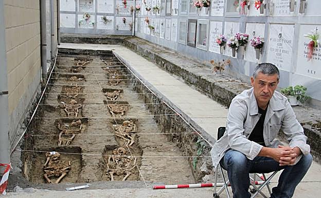 Imagen de las tareas de exhumación en el cementerio de Orduña en 2014 