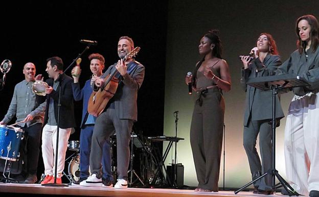 El septeto en el segundo bis, cantando 'Amor al arte'. 