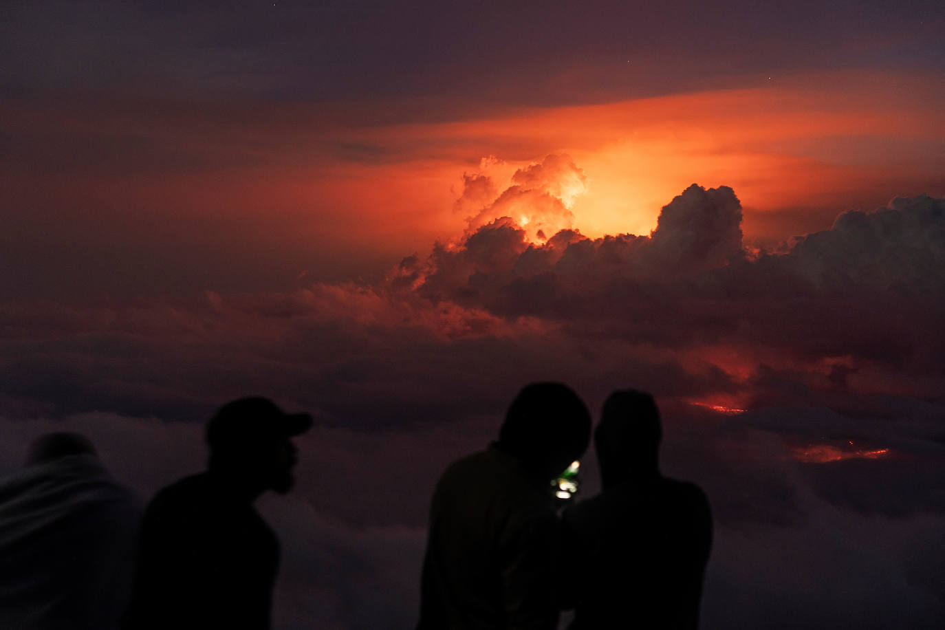 Fotos: Entra en erupción en Hawái el Mauna Loa, el volcán activo más grande del mundo