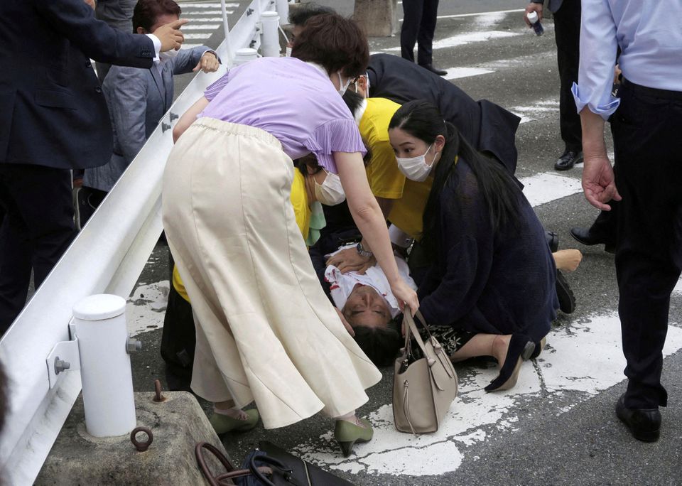 Fallece a tiros el exprimer ministro japonés Shinzo Abe mientras daba un mitin en la calle.