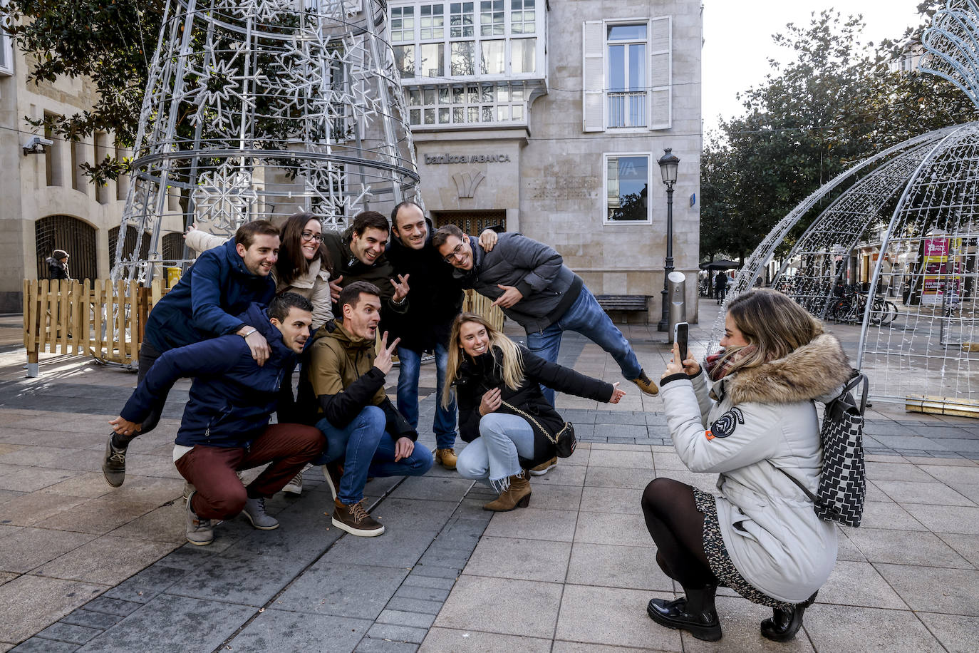 Fotos: Vitoria recibe a un buen número de turistas en un puente «irregular»