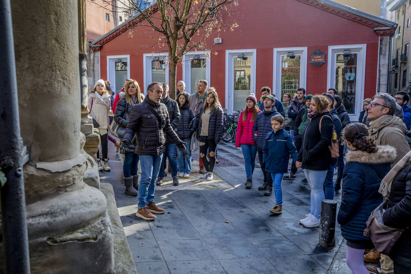 Fotos: Vitoria recibe a un buen número de turistas en un puente «irregular»