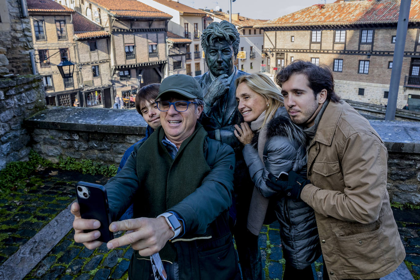 Fotos: Vitoria recibe a un buen número de turistas en un puente «irregular»