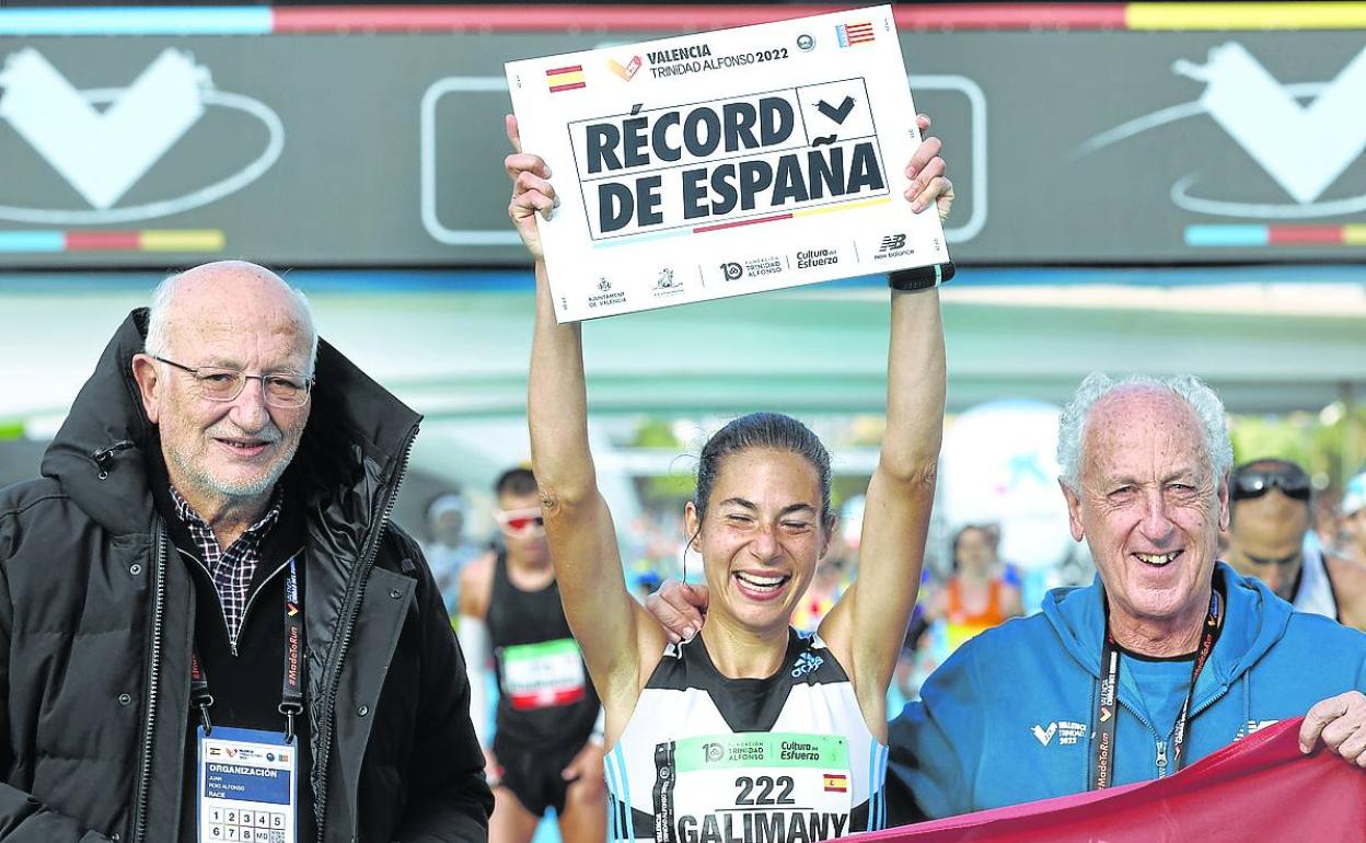 Marta Galimany celebra su récord de España en el maratón de Valencia. 