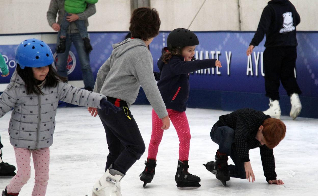 La pista de hielo se abrirá el 2 de enero en la plaza Urgitxieta.