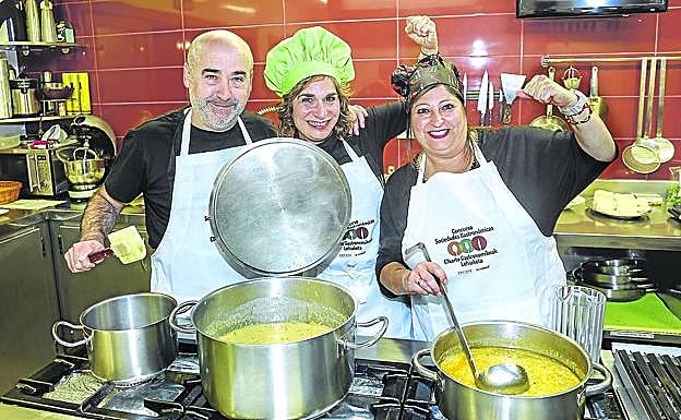 Javi Pascual, Josune Carramiñana y Montse Fernández elaboran un sabroso homenaje a las abuelas y a las madres que hicieron lo imposible por alimentar a las familias. 