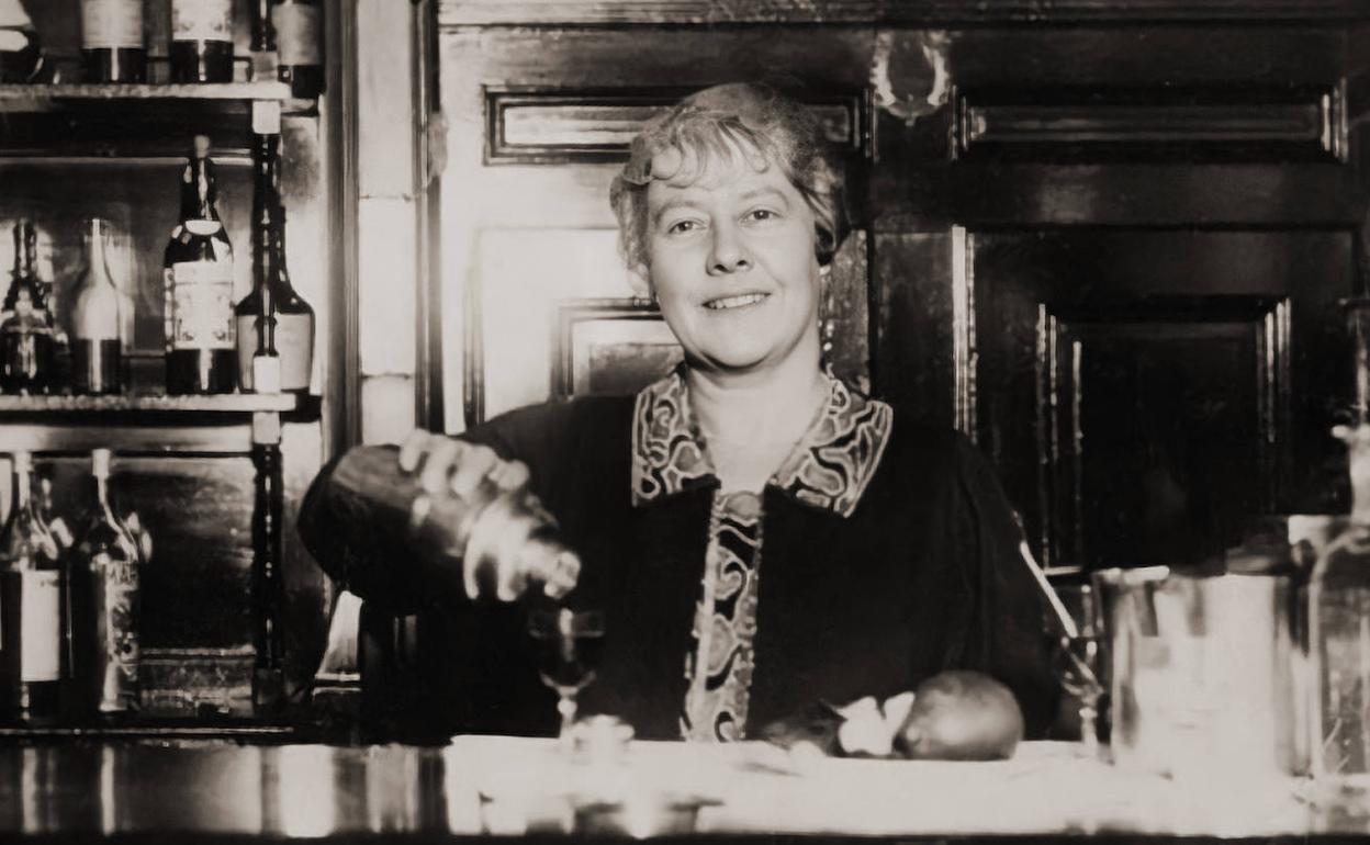 Ada Coleman preparando un cóctel en el American Bar del Hotel Savoy. Londres, ca. 1920.
