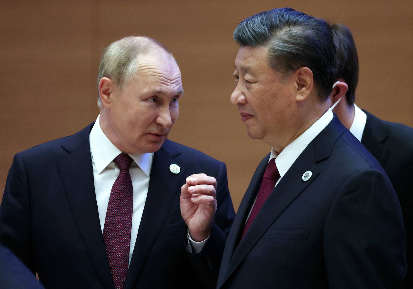 El presidente ruso Putin habla con su homólogo chino, Xi Jinping el pasado septiembre en Shangai. 