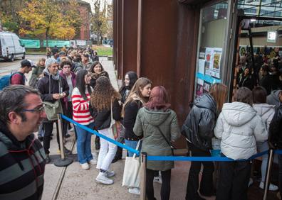 Imagen secundaria 1 - La Azoka vive unas jornadas bulliciosas.