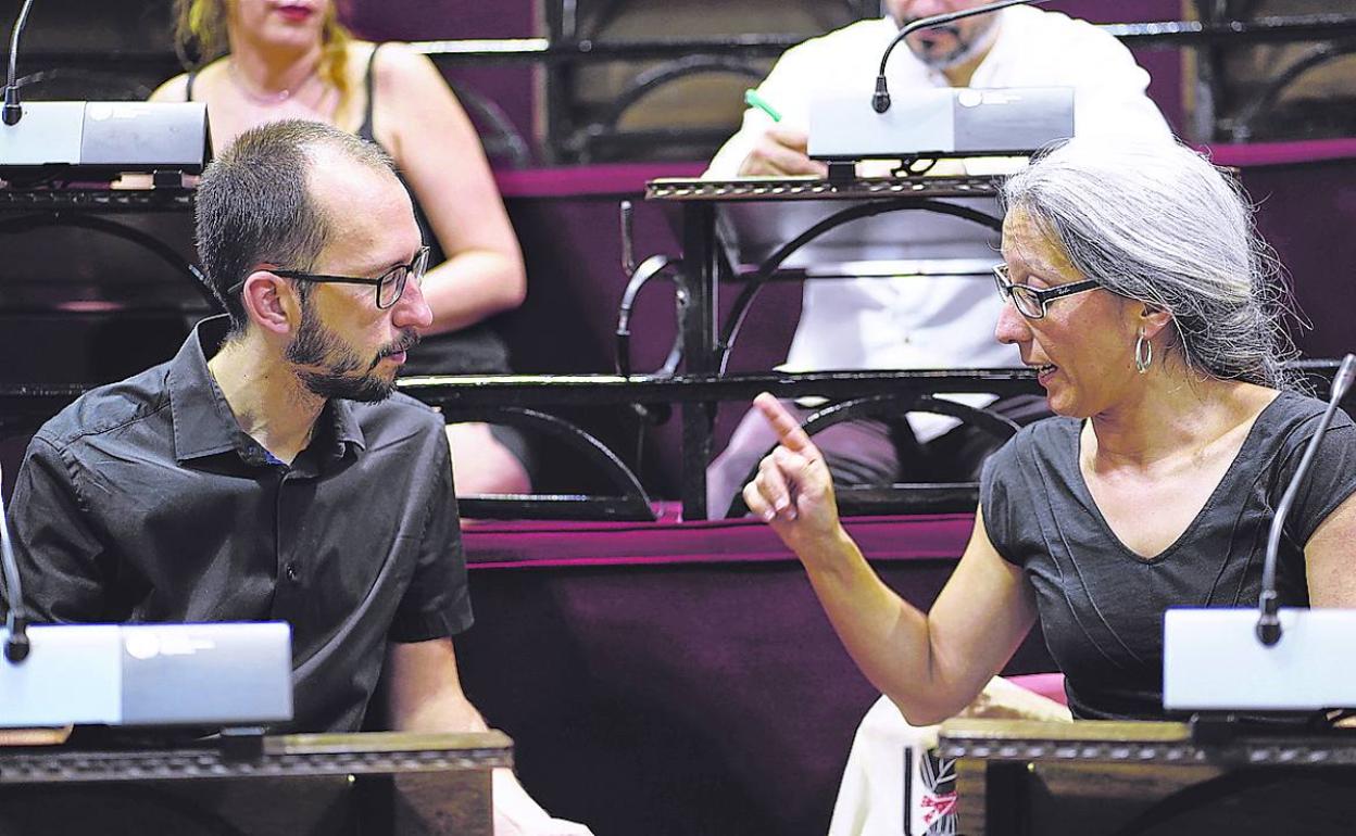 El candidato a la Alcaldía, Xabier Benito, y la portavoz en las Juntas de Bizkaia, Eneritz de Madariaga. 