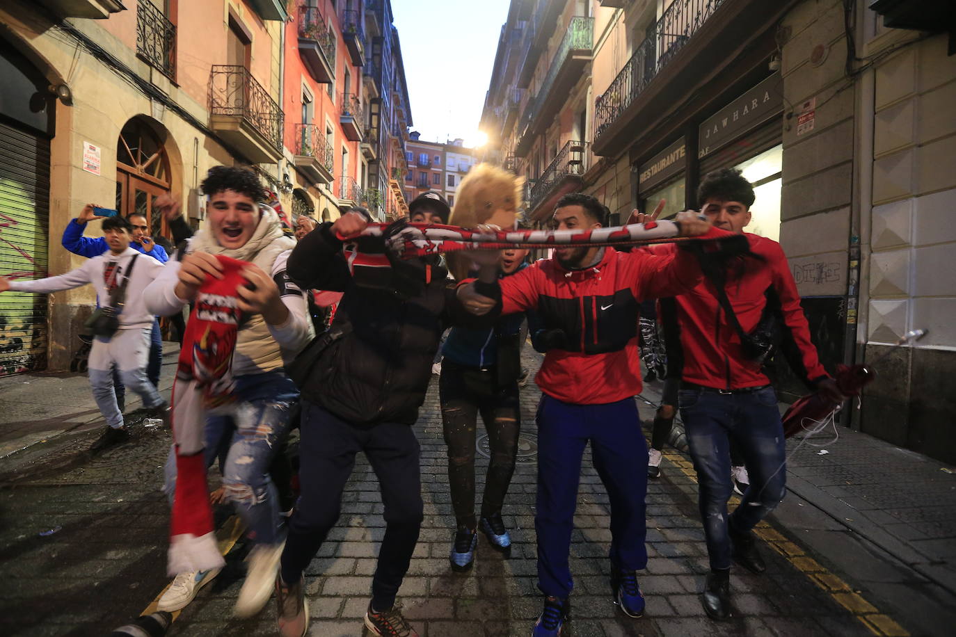 Fotos: La fiesta de la afición marroquí en Bilbao tras el pase a semifinales del Mundial de su selección