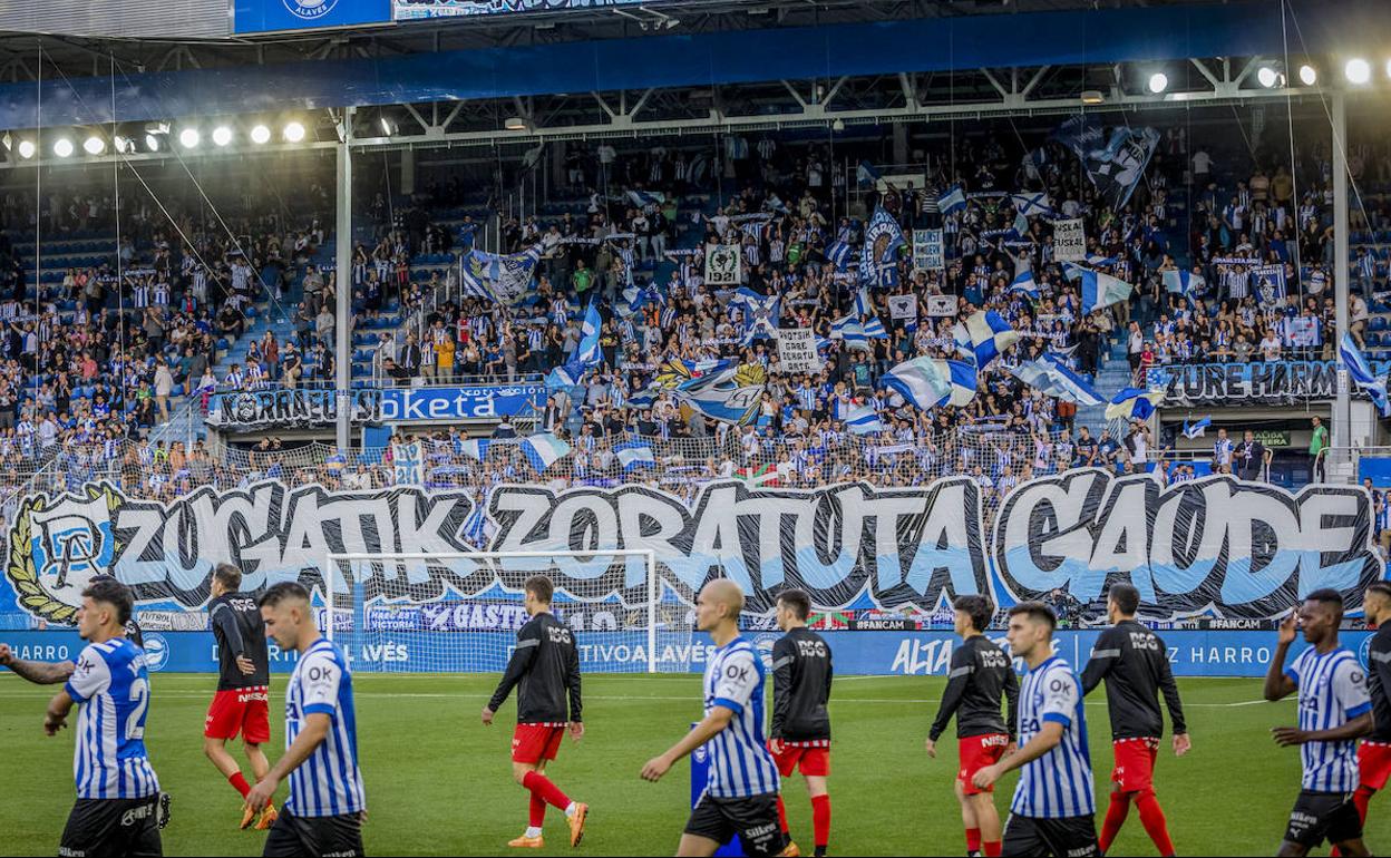 Jugadores del Alavés y el Sporting saltan al césped de Mendizorroza en el duelo contra el Sporting, la mejor cifra de asistencia de todo 2022: 16.468 espectadores. 