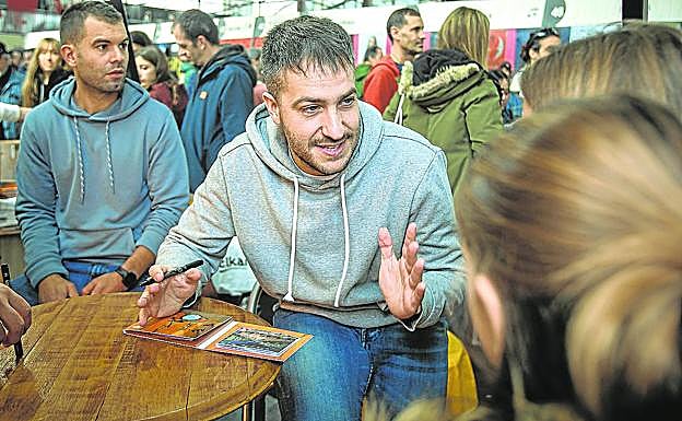 Iñigo Etxezarreta firma discos de su grupo En Tol Sarmiento. 