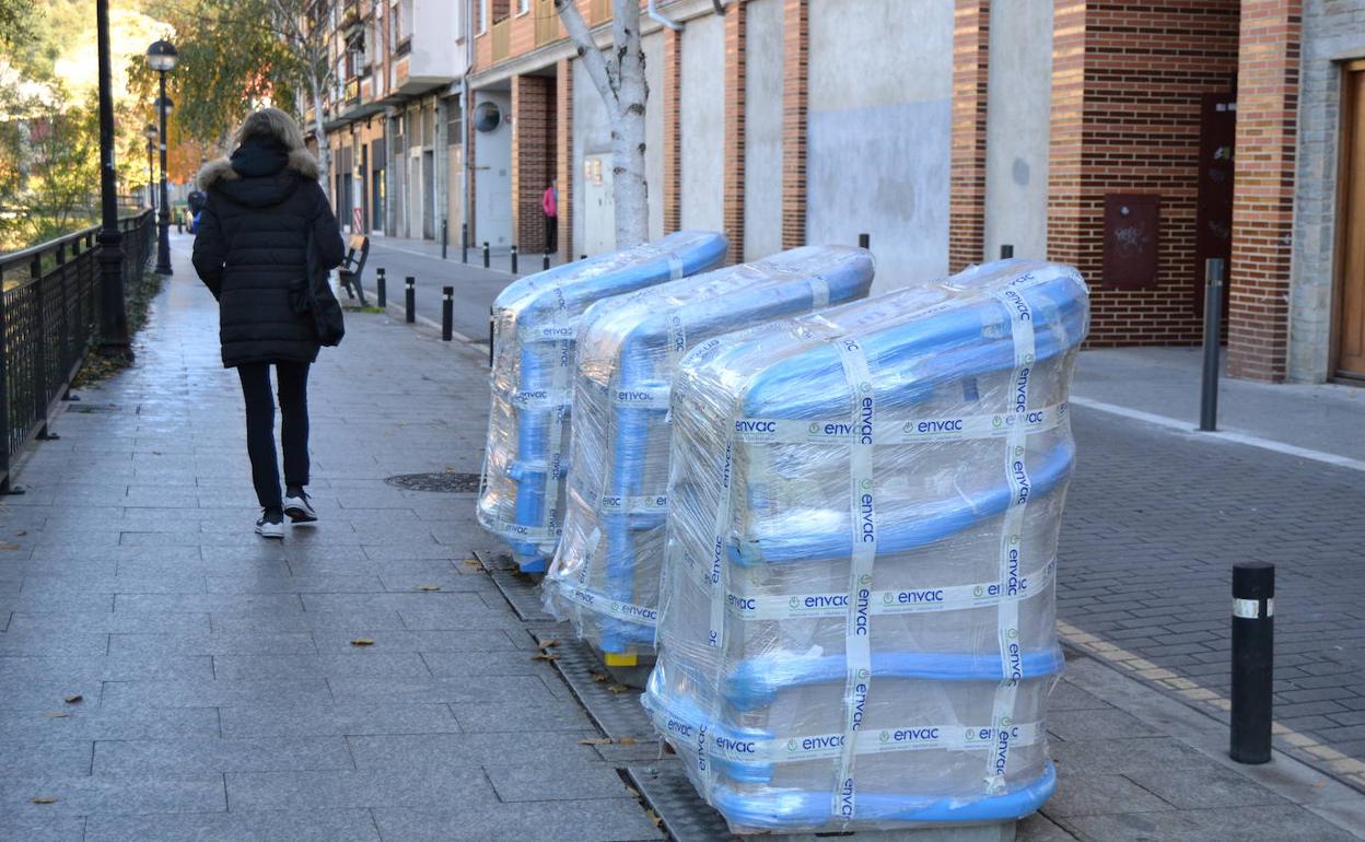 los primeros buzones han empezado a colocarse en José Matía, donde habrá tres baterías. 
