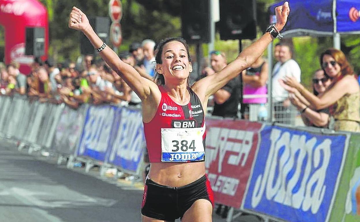 Majida Maayouf celebra una victoria con la camiseta del BM Bilbao. 