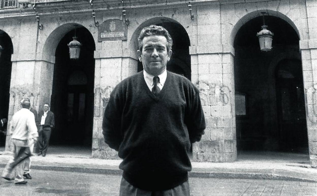 José Luis Caso, ante la fachada del Ayuntamiento de Rentería, en la campaña de las municipales de 1995. 