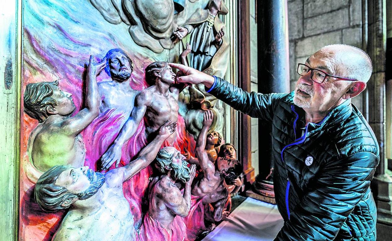 José Julián Letona inspecciona algunos desperfectos en el Retablo de las Ánimas, en la capilla de Santiago de la Catedral Vieja. 
