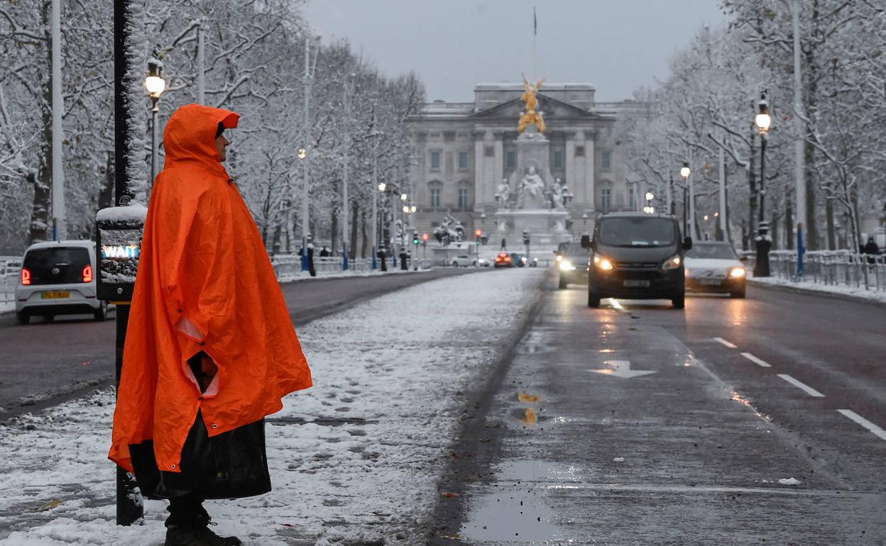 Cancelan un vuelo entre Loiu y Londres y tres son retrasados por el temporal